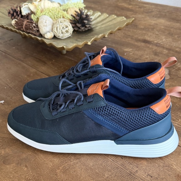 NWOT Wolf & Sheperd Crossover Victory Trainer 11.5